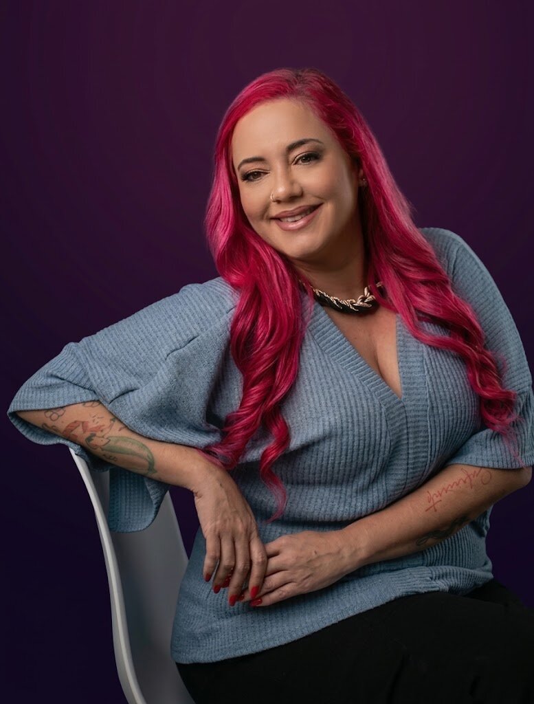 Juliana Rocha sorrindo para a câmera